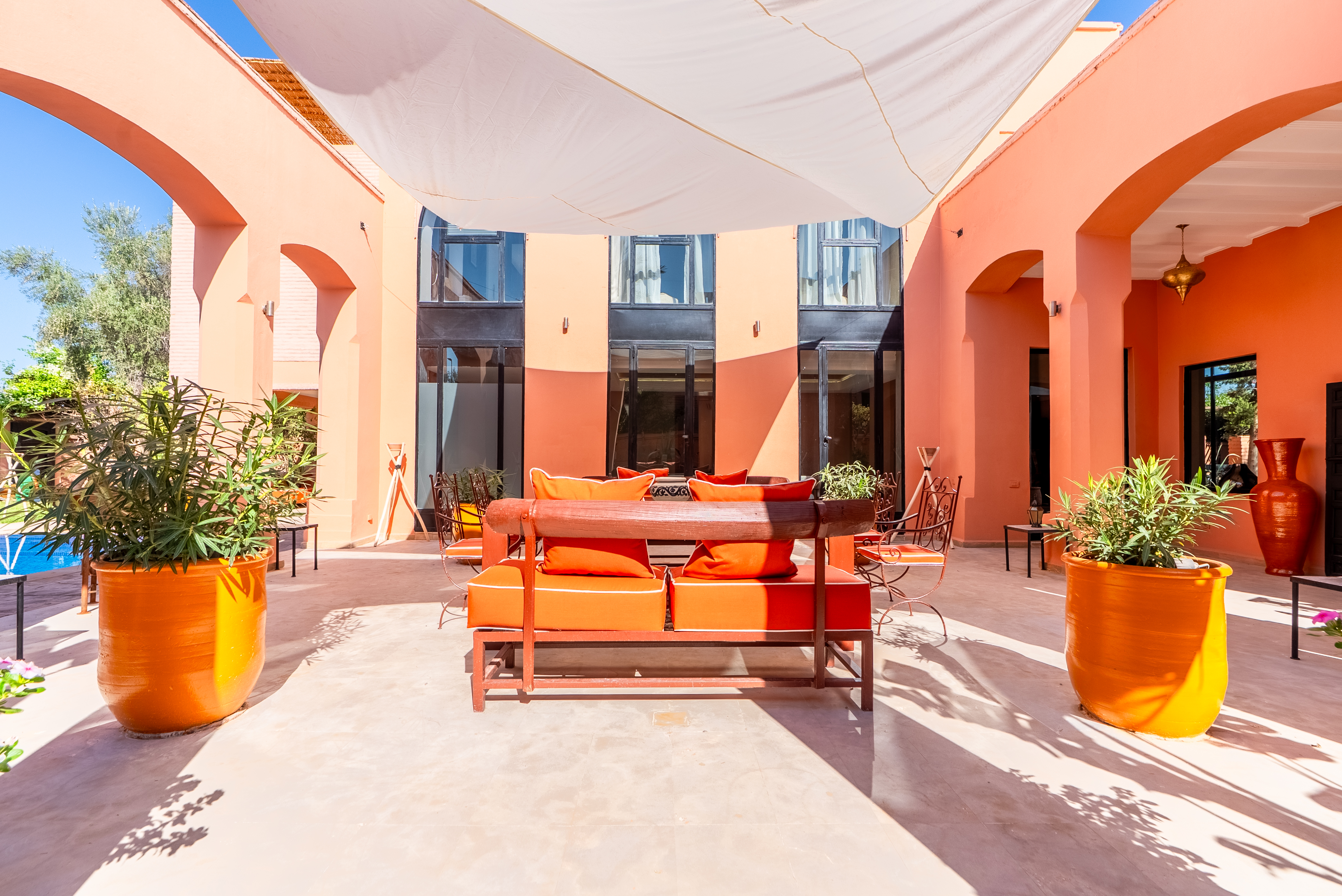 Espace barbecue traditionnel sur la terrasse