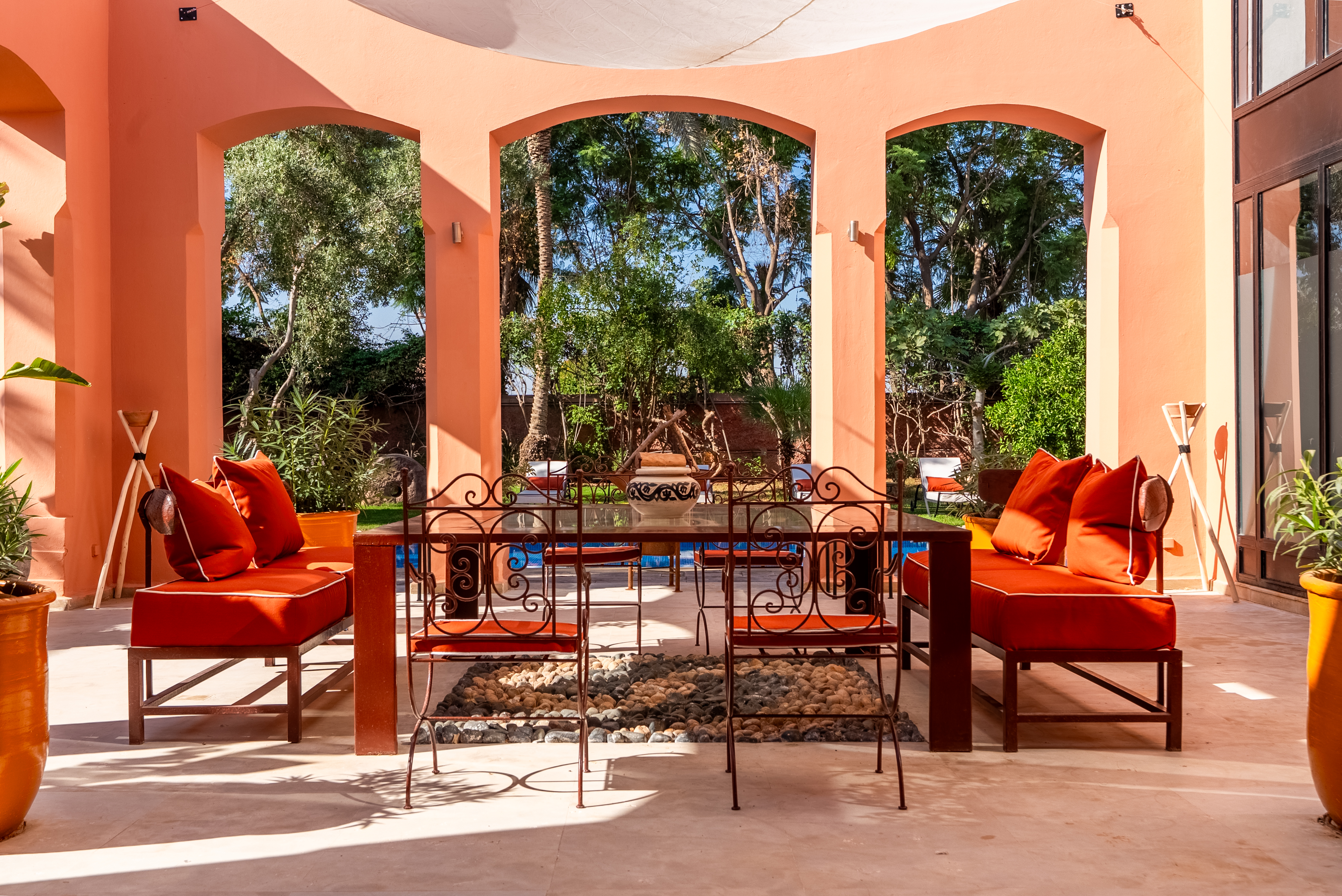 Salle à manger d'été couverte sous la pergola