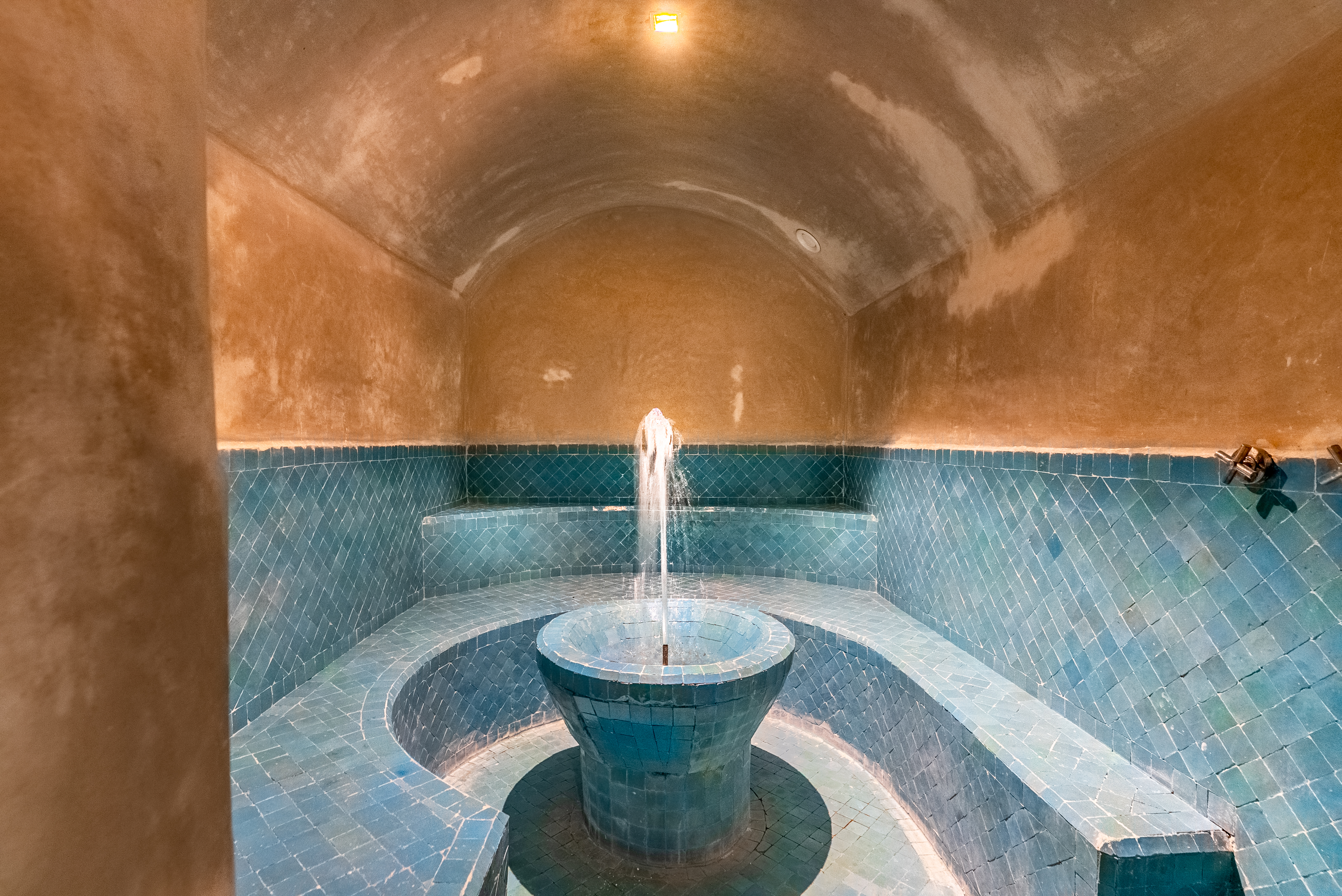 Bassin et fontaine en zelliges bleus du hammam beldi
