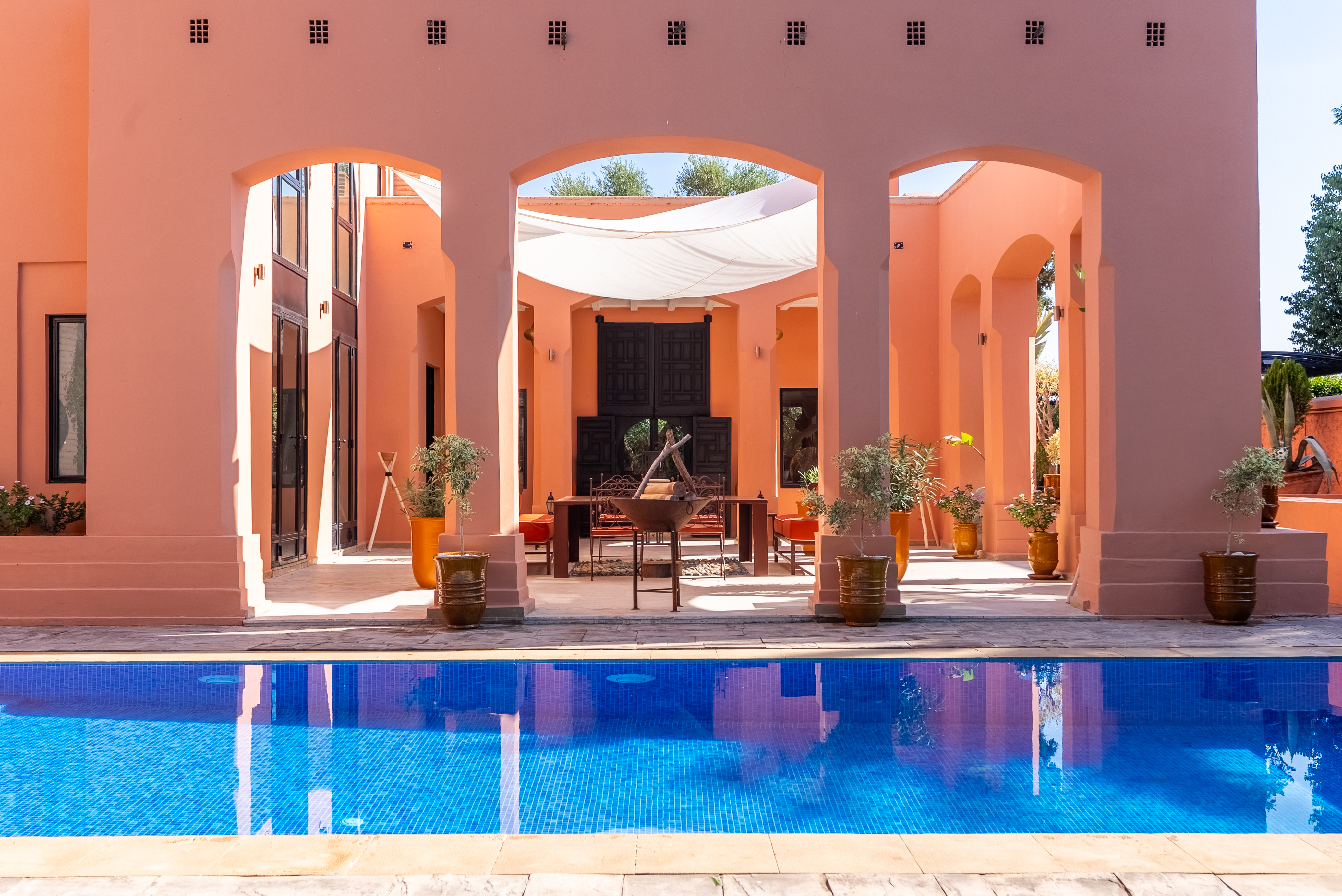 Piscine de 15 mètres et solarium sous les arcades