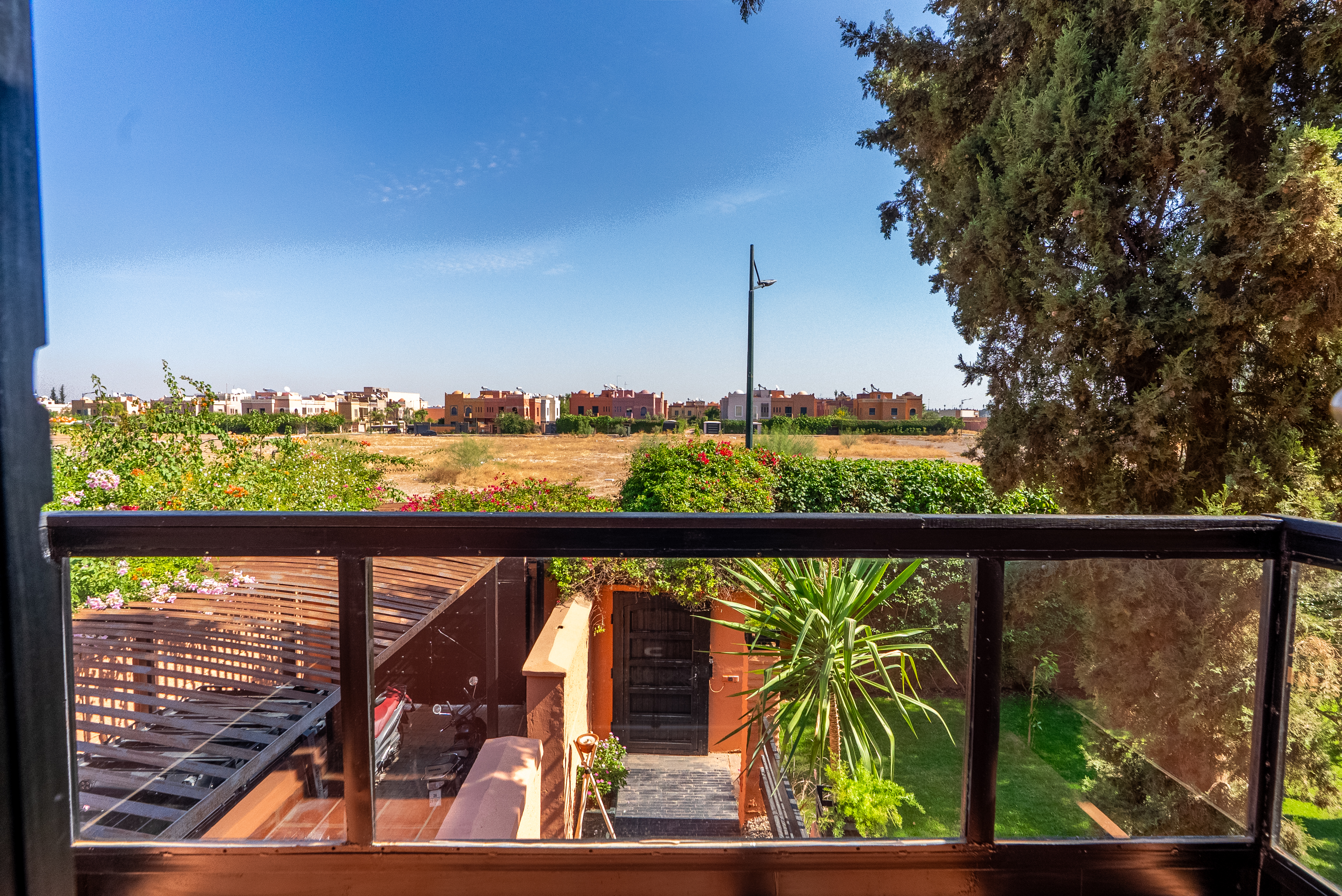 Vue panoramique depuis le rooftop de la villa