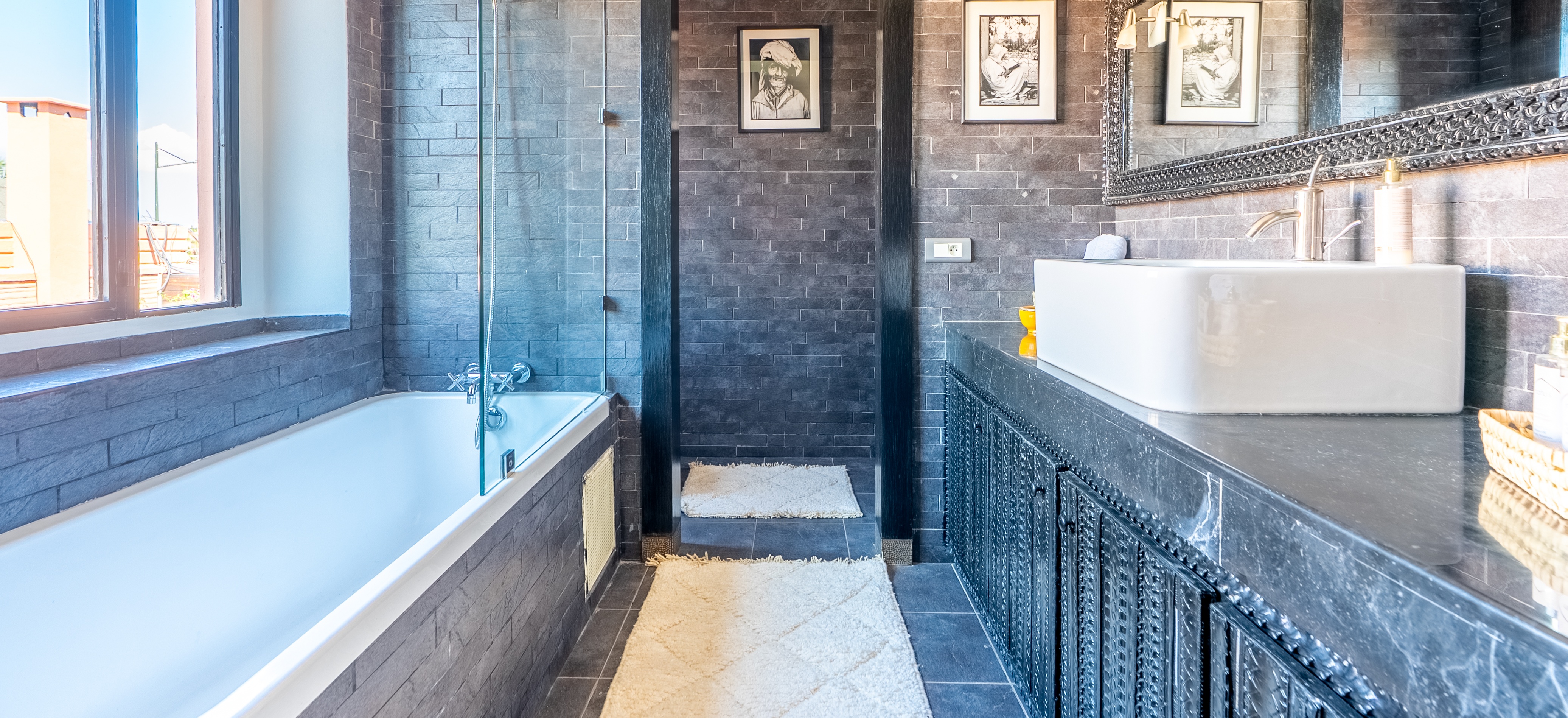 Salle de bains avec baignoire de relaxation