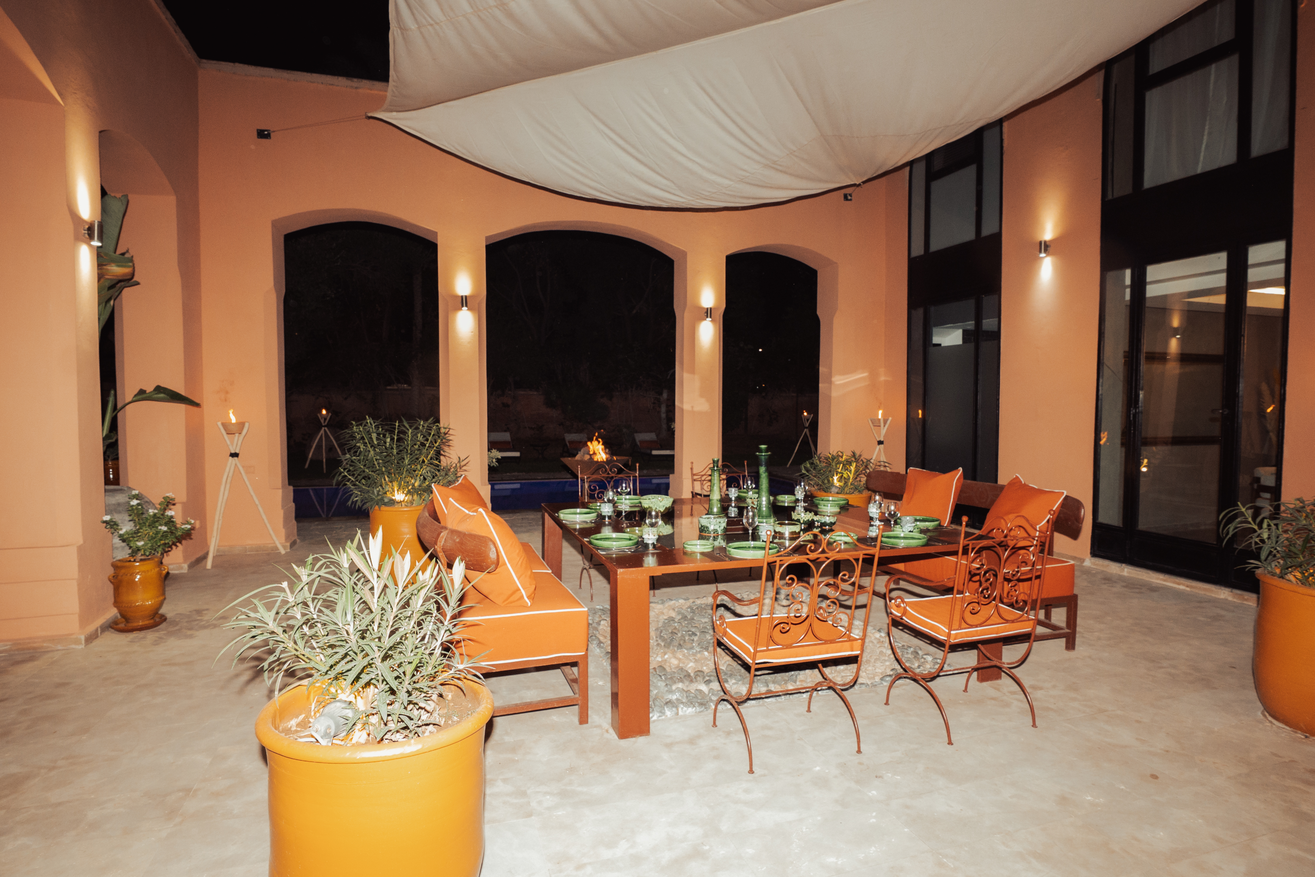 Dîner d'exception sur la terrasse extérieure éclairée aux flambeaux