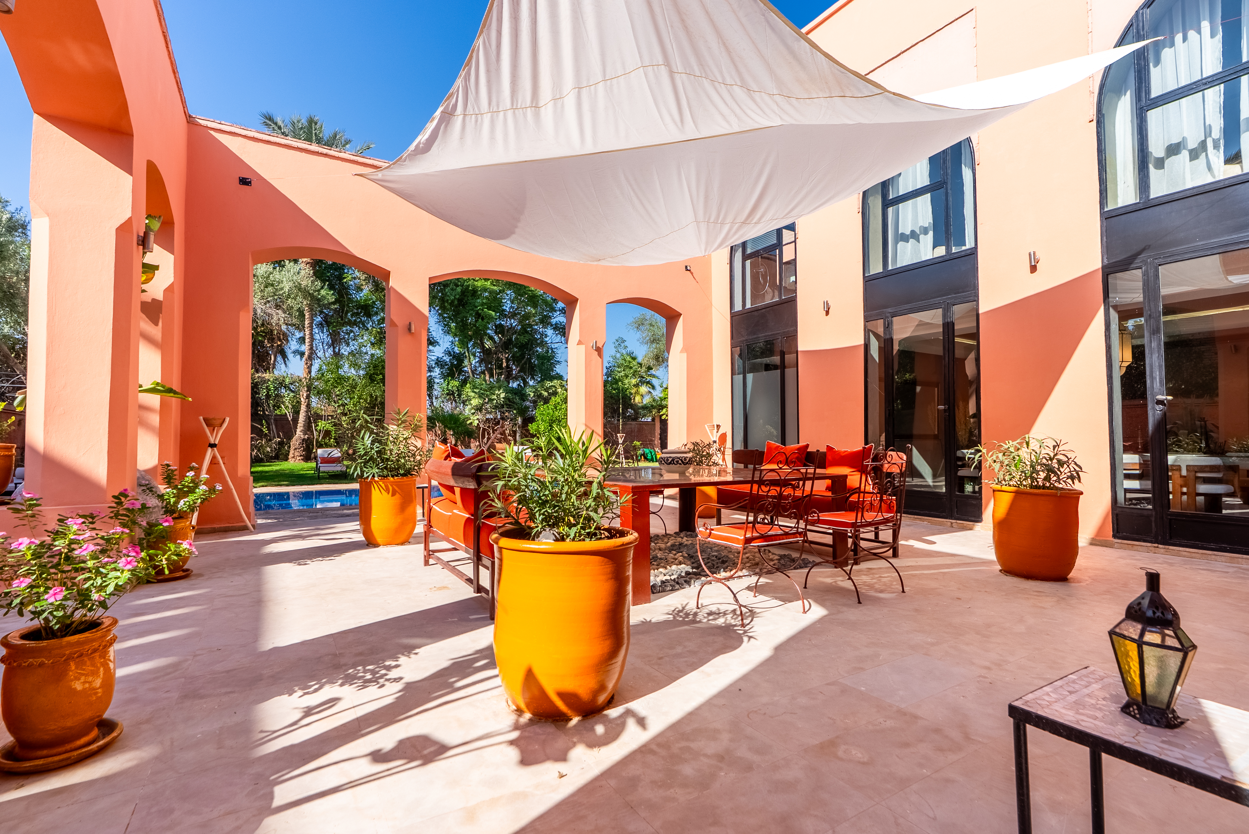 Salon lounge d'été sur la terrasse extérieure